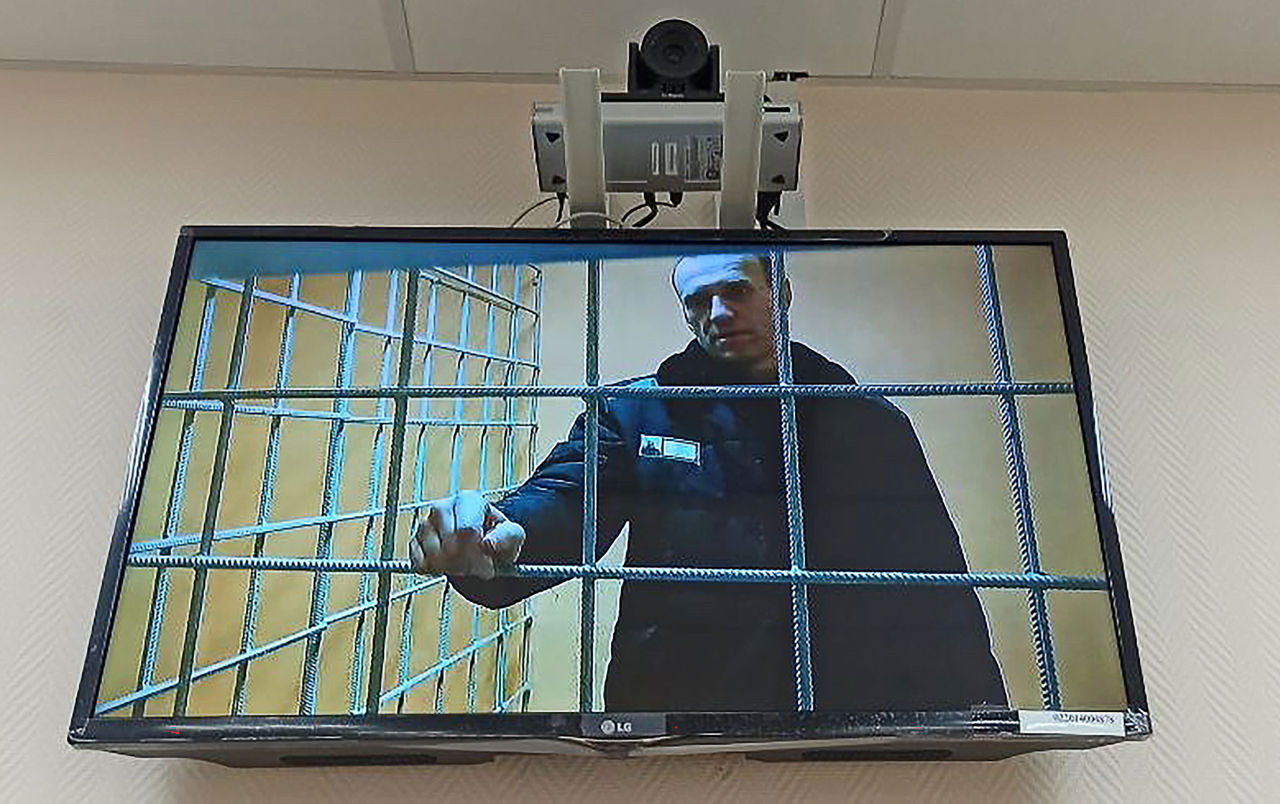 Навального будут судить по делу об "экстремизме" не в суде, а в колонии.