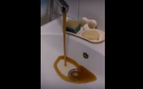 Такая вода течет из крана дома у некоторых кишиневцев.