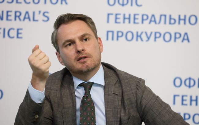 Генпрокурор Украины после скандальных заявлений покинул страну.