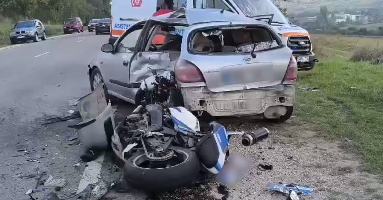 Accident grav la Strășeni: Un motociclist a ajuns la spital.