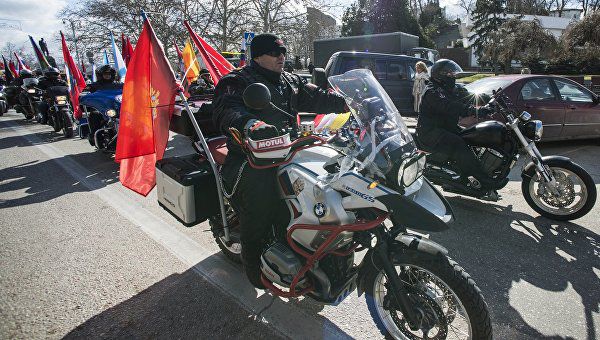 Байкерам из клуба "Ночные волки" все-таки удалось почтить память советских солдат в Варшаве.
