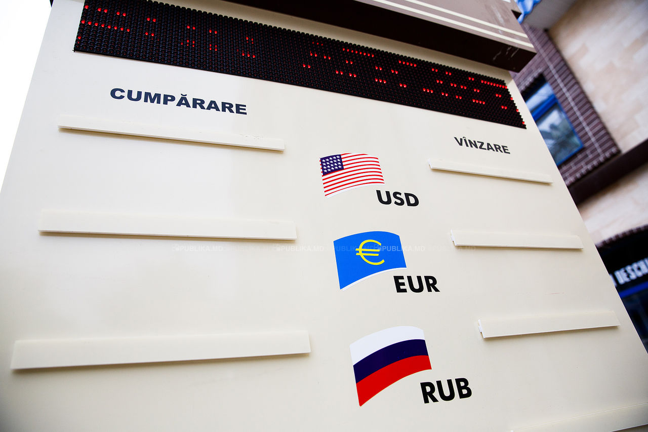 Dolarul a rămas la cursul de ieri, adică 20 de lei.
