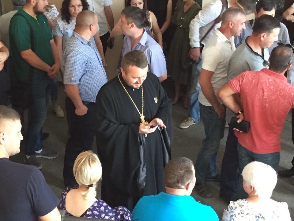 Священнослужитель пришел в суд поддержать Влада Филата.