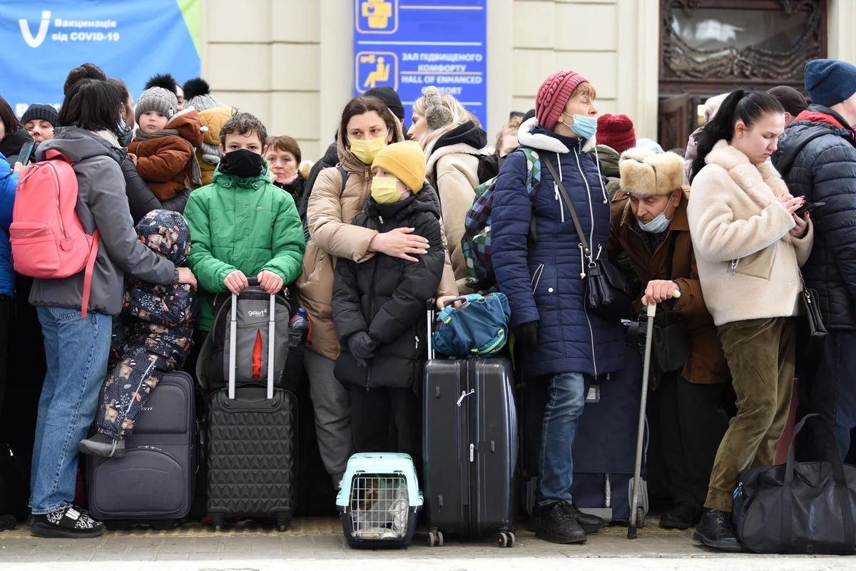Начала работать программа эвакуации украинцев в Швецию.