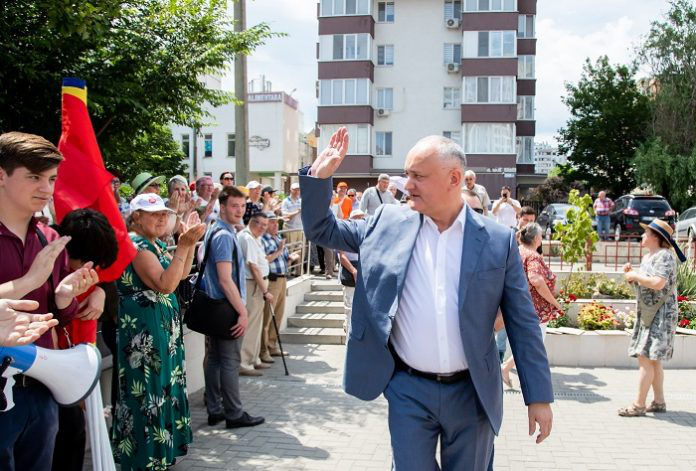 У здания Апелляционной палаты проходит митинг в поддержку Игоря Додона.