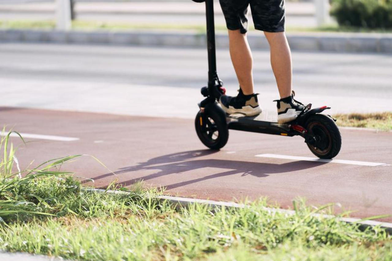 Un bărbat din Varnița, amendat cu 75.000 de lei după ce a condus beat o trotinetă electrică și a provocat un accident.