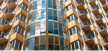 "În cazul nostru nici în stat nu putem să avem încredere. De doi ani nu ne dau casa în exploatare, sunt mamă a doi copii".