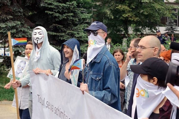 Использование масок и других атрибутов, которые скрывают личность людей в ходе акций протеста, должно быть запрещено по закону в срочном порядке.