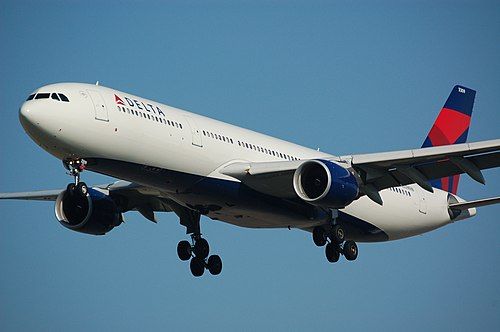 Лайнер компании Delta не смог вылететь из Мехико из-за возгорания двигателя.