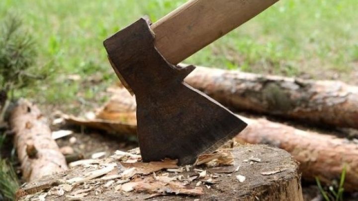 Un bărbat, lovit cu toporul în cap de către iubitul fostei soţii. 