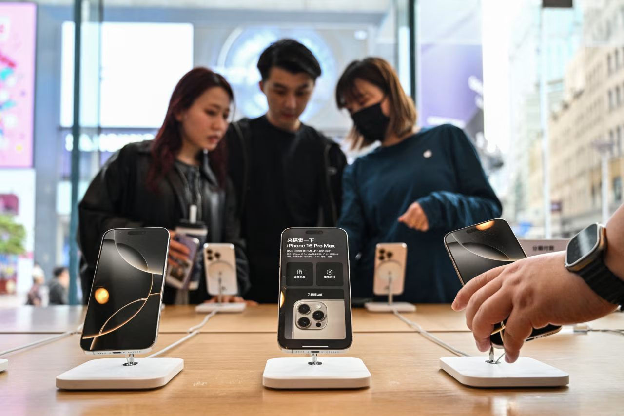 Apple планирует поднять цены на айфоны.
