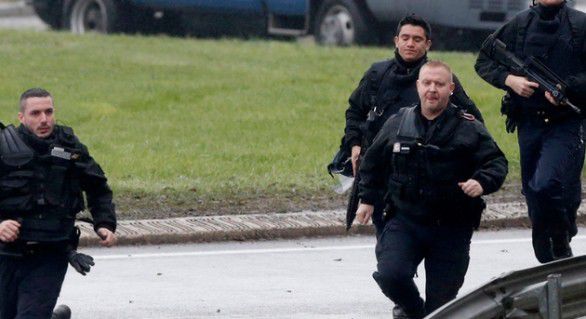 Poliţia belgiană efectua joi o serie de raiduri la Bruxelles, în legătură cu atacurile de la Paris.