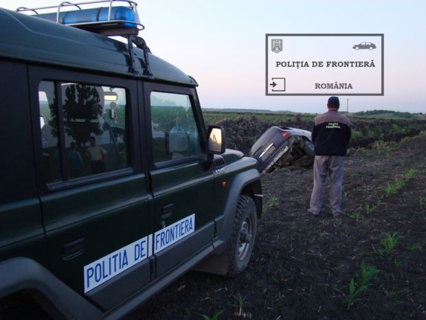 Politistii de frontieră din Botoșani au reținut un bărbat care transporta 65 de mii de țigarete de contrabandă. Foto: politiadefrontiera.ro