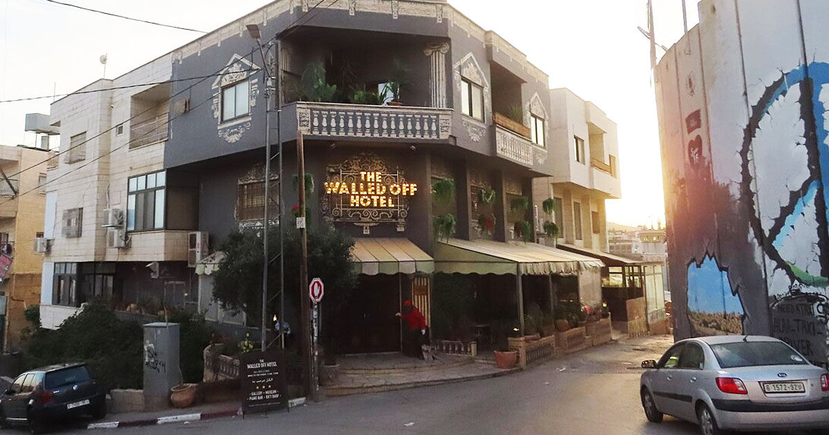 Hotelul Banksy din Betleem s-a redeschis după doi ani.