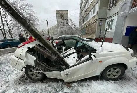 Во Владивостоке бетонная плита упала на авто: Водитель чудом остался жив.
