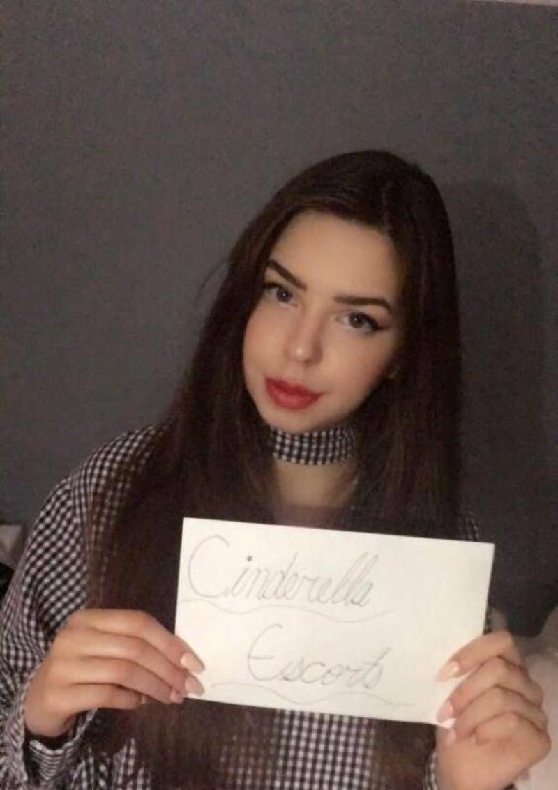 O adolescentă și-a vândut virginitatea pentru 3 milioane de dolari.