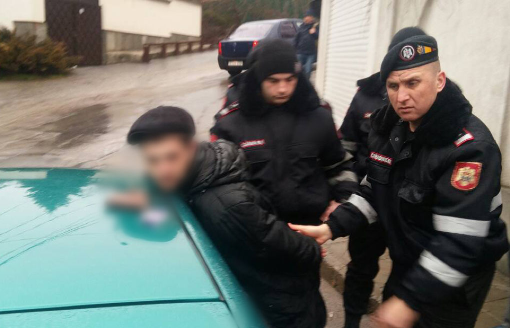 Карабинеры задержали двух пьяных мужчин, ставших причиной ДТП. Фото: carabinier.gov.md