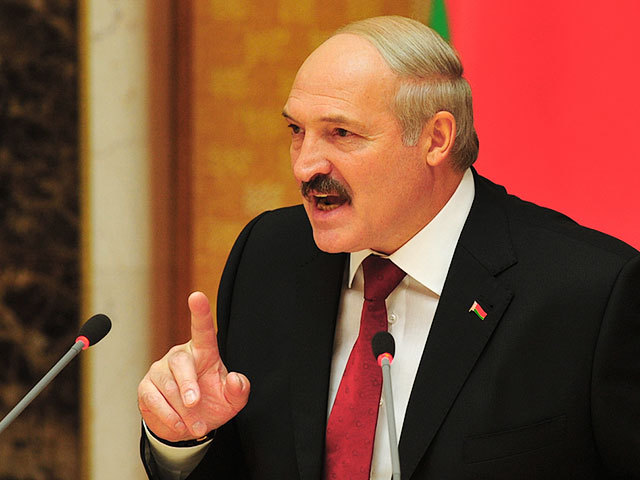 Александр Лукашенко отвел стране полгода на стабилизацию и пригрозил: "Не дай бог, ситуация где-то колебнется".