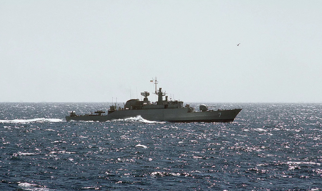 Иранские военные попали ракетой в свой корабль во время учений.