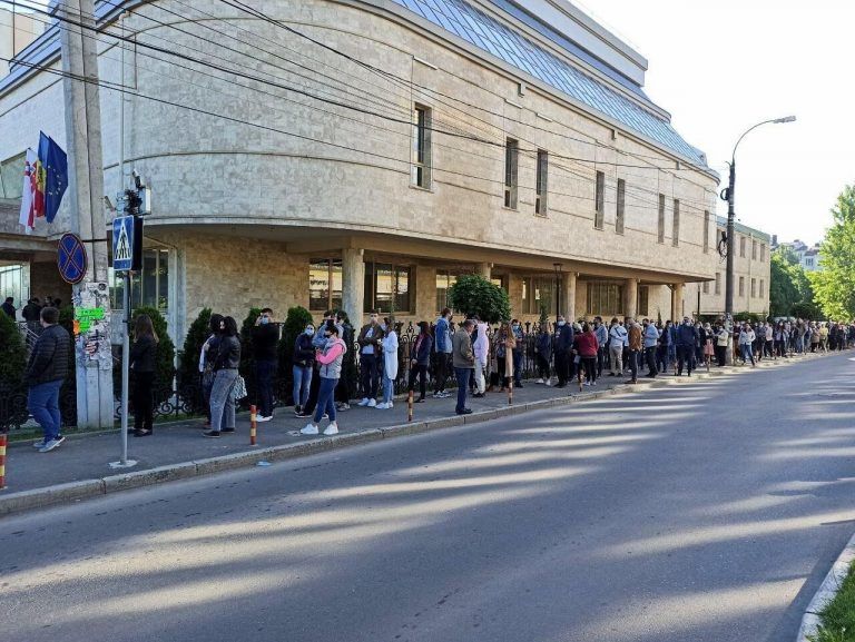 В медуниверситете им. Н. Тестемицану доступна только тысяча доз Pfizer: очередь растет.