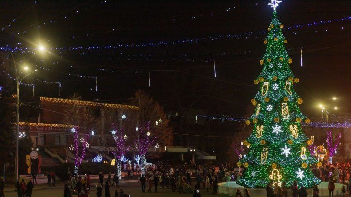 В Бельцах торжественно зажгли рождественскую ель.