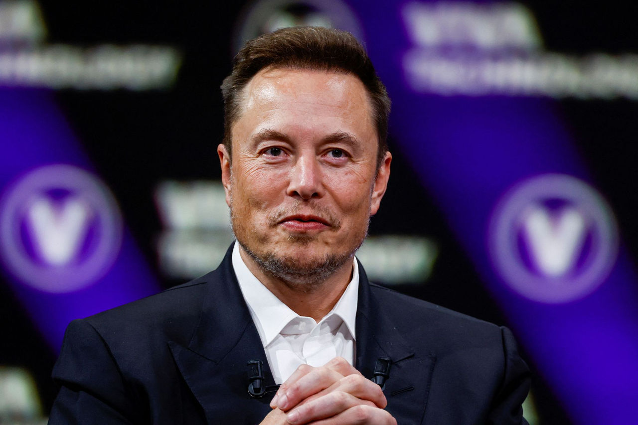 Илон Маск повысил зарплаты инженерам Tesla из-за OpenAI.