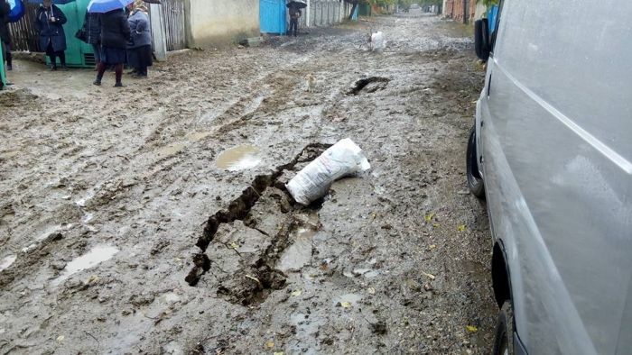 Satele Moldovei, înecate în noroi. Cum se descurcă oamenii