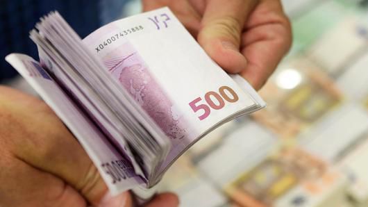 Leul se depreciază în raport cu principalele valute de referință.