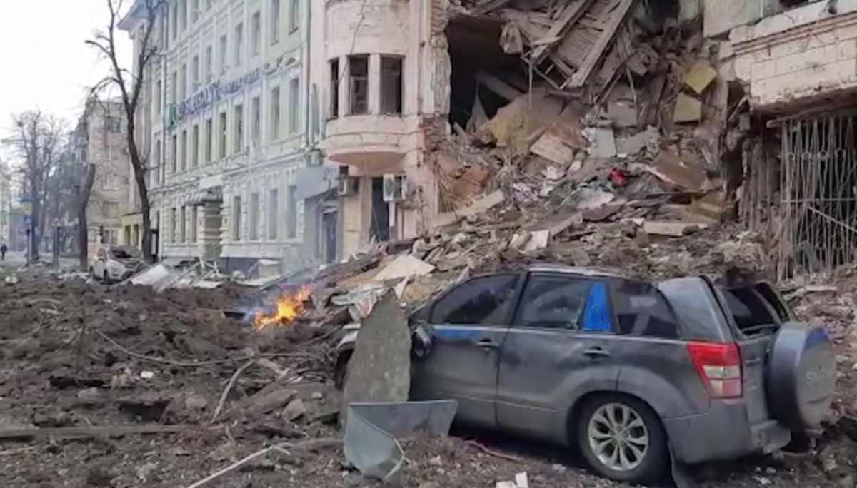 ГСЧС Украины опубликовала видео последствий авиаудара по центру Харькова.