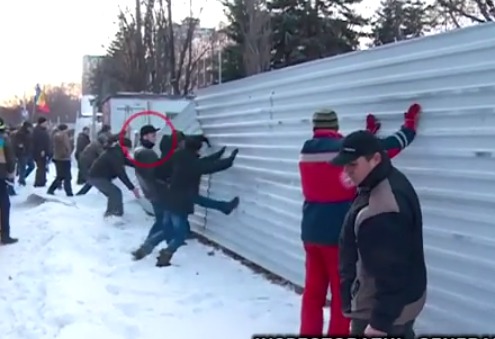В полиции пояснили, что протестующие причинили вред зданию парламента.