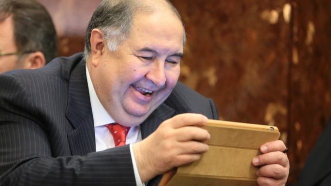Миллиардер Алишер Усманов отвергал обвинения Навального не только в суде, но и с помощью видео-блогов.