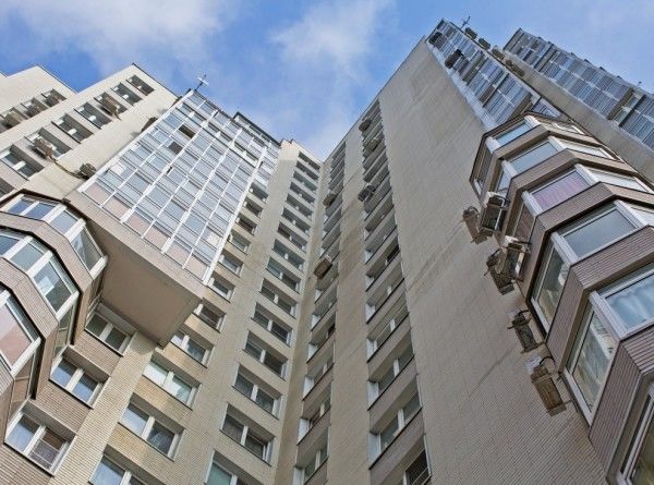 В Китае шестилетняя девочка выпала из окна квартиры на 26 этаже.