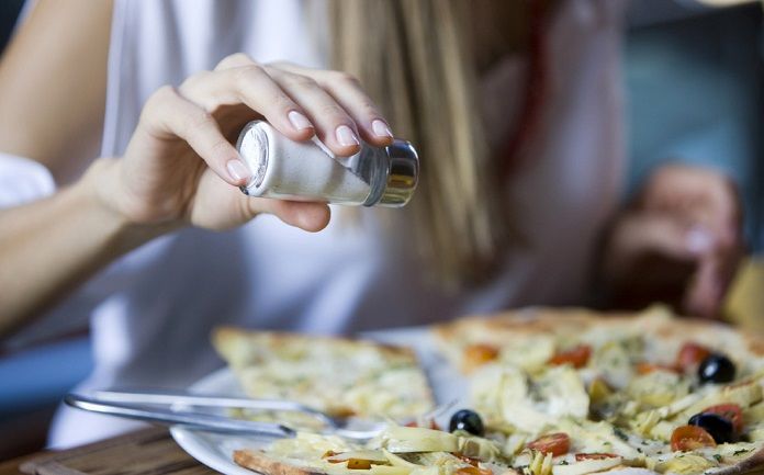 Диетолог назвала самые вредные продукты для иммунитета.