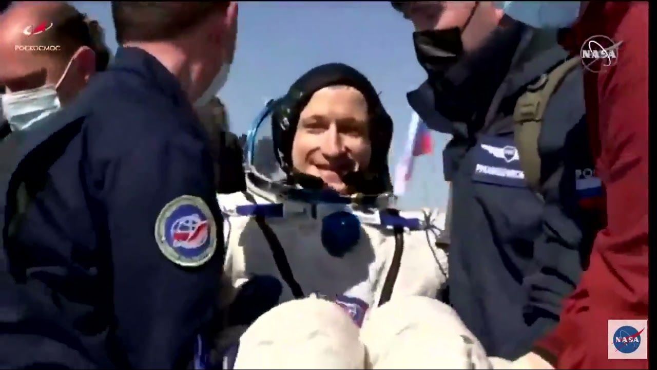 «Союз МС-17» вернулся с МКС: космонавты покинули приземлившийся аппарат.