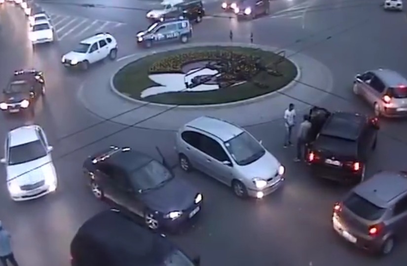 Automobil a fost lovit de un BMW X5 înmatriculat în Italia, care intrând pe una din benzile sensului giratoriu şi-a schimbat brusc direcţia de deplasare. Impactul a fost inevitabil.