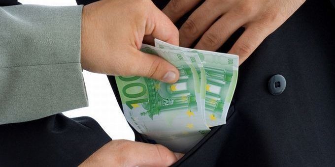 Moldovenii pricep tot mai negativ fenomenul corupţiei