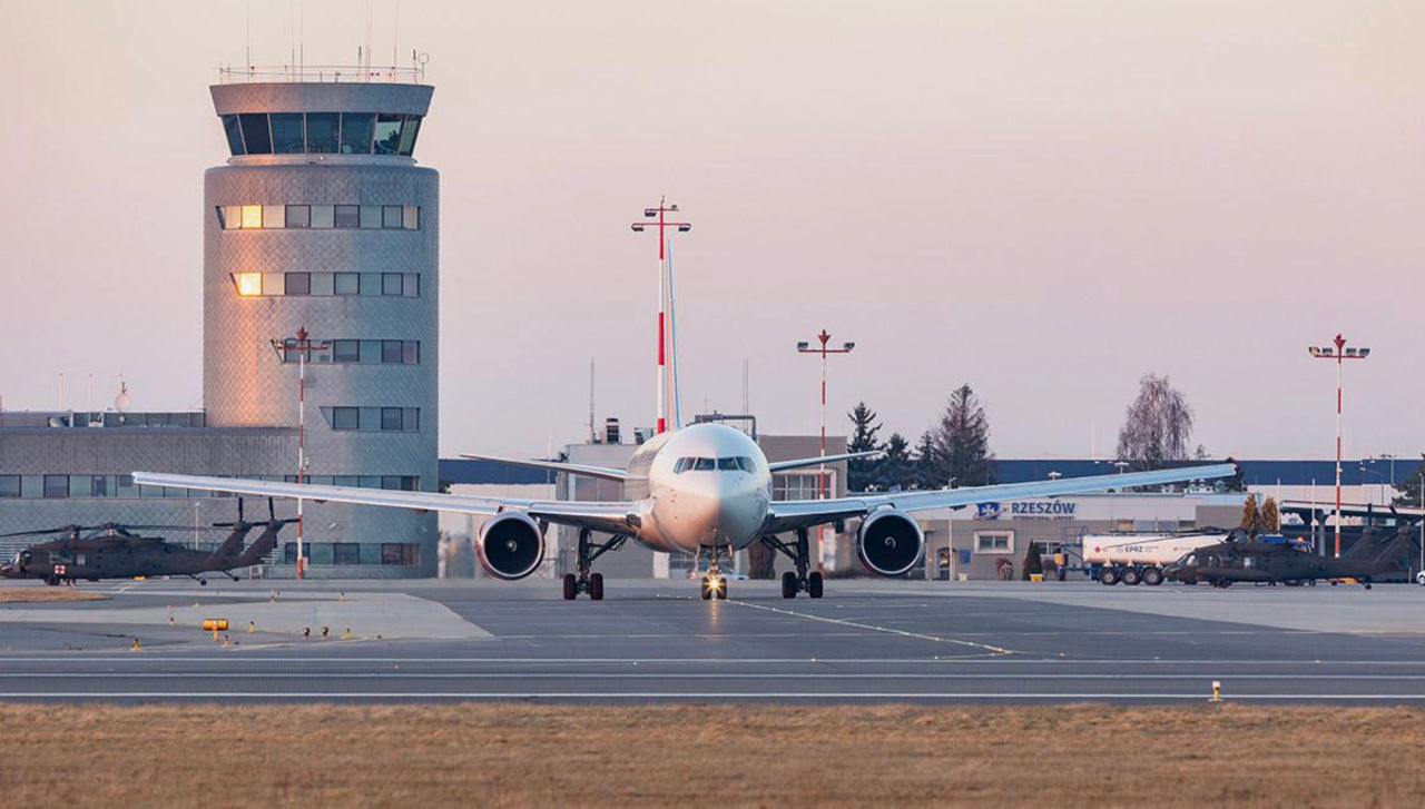 Polonia a suspendat activitatea a două aeroporturi din cauza atacurilor asupra Ucrainei.