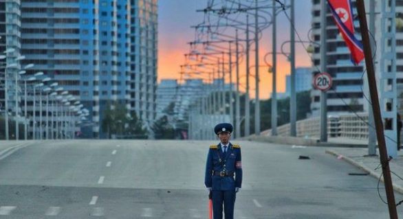 Cum reuşeşte Vestul să zdrobească Coreea de Nord fără să tragă un glonţ. 