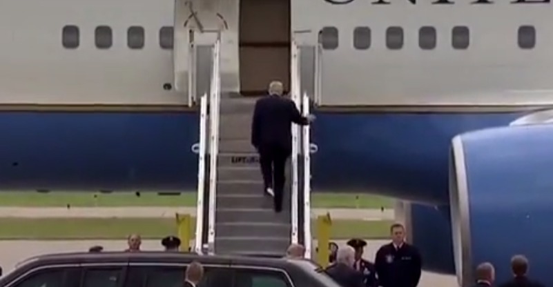 Трампа осмеяли за прилипшую к ботинку туалетную бумагу.