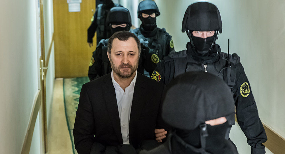 Экс-премьер обвиняется в "пассивной коррупции" и "извлечении выгоды из влияния".