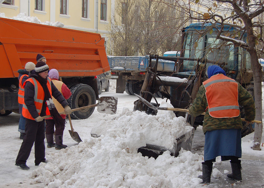 В городе работают около 500 рабочих, которые расчищают остановки общественного транспорта и пешеходные переходы. Фото символ: sarinform.com.