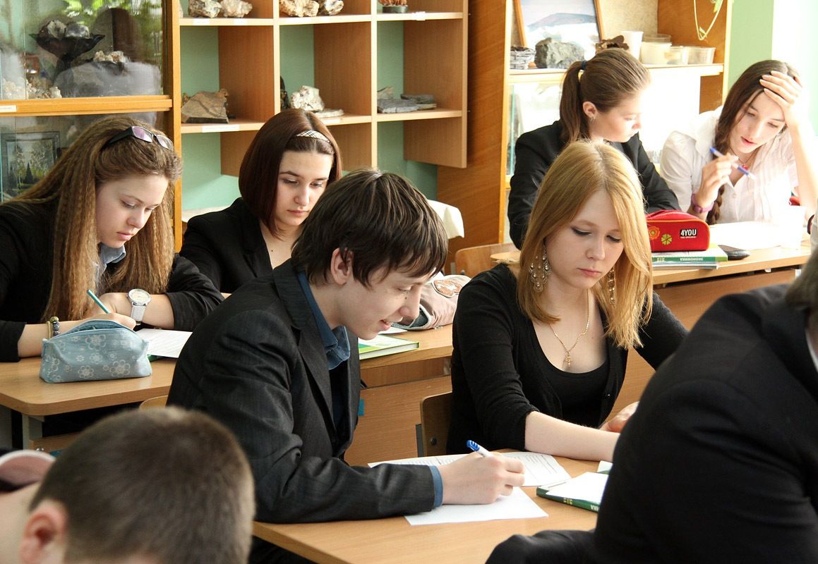Учащимся выпускных классов рассказали о налогах, пошлинах и кассовых чеках.