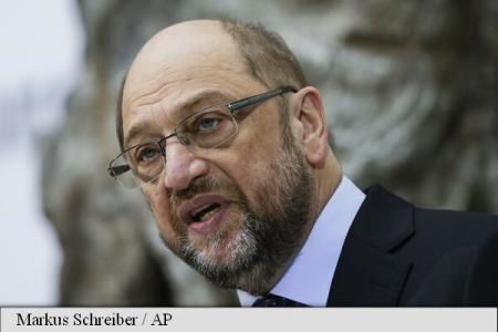 Angela Merkel este în prezent pusă în pericol de adversarul său social-democrat, Martin Schulz. 