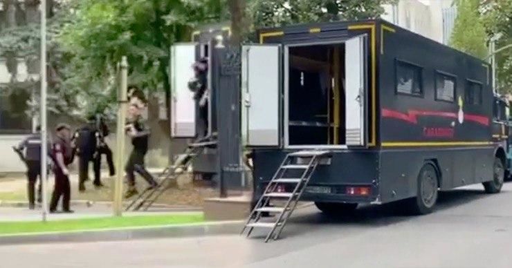 К зданию парламента привезли десятки карабинеров.