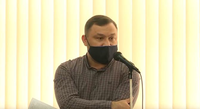 Муниципального советника обвинили в продвижении проекта на ремонт дороги к его дому.