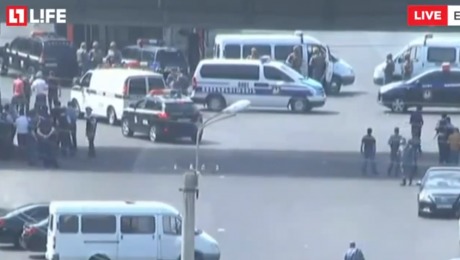 O persoană a murit şi mai multe au fost rănite după ce un grup înarmat a luat cu asalt cartierul general al Poliţiei armene. Foto: Captură video