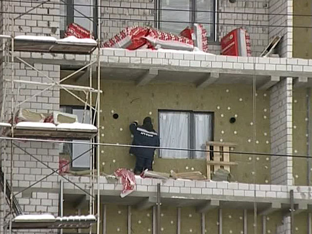 Это одна из мер по защите рынка труда в условиях снижения темпов экономического роста.