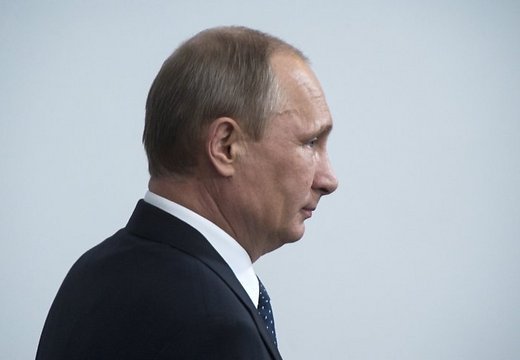 С Путиным не поздоровались за руку.