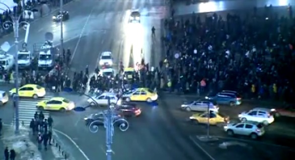 Oamenii ies din nou în stradă în Bucureşti şi în mai multe oraşe din România. 