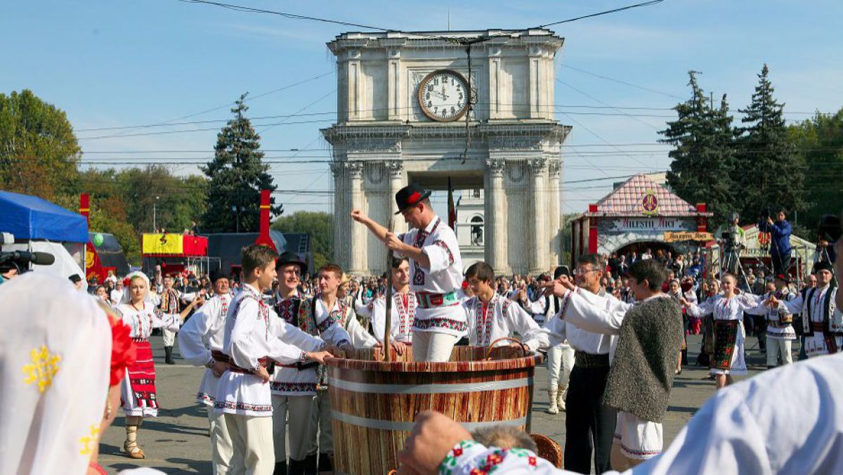 Ziua Națională a Vinului, într-o periodă de două zile, a reușit să adune în jur de 100 de mii de vizitatori. Foto: winetours.md